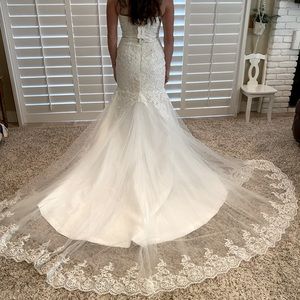 Brand New Lace Ivory Trumpet/Mermaid Wedding Dress